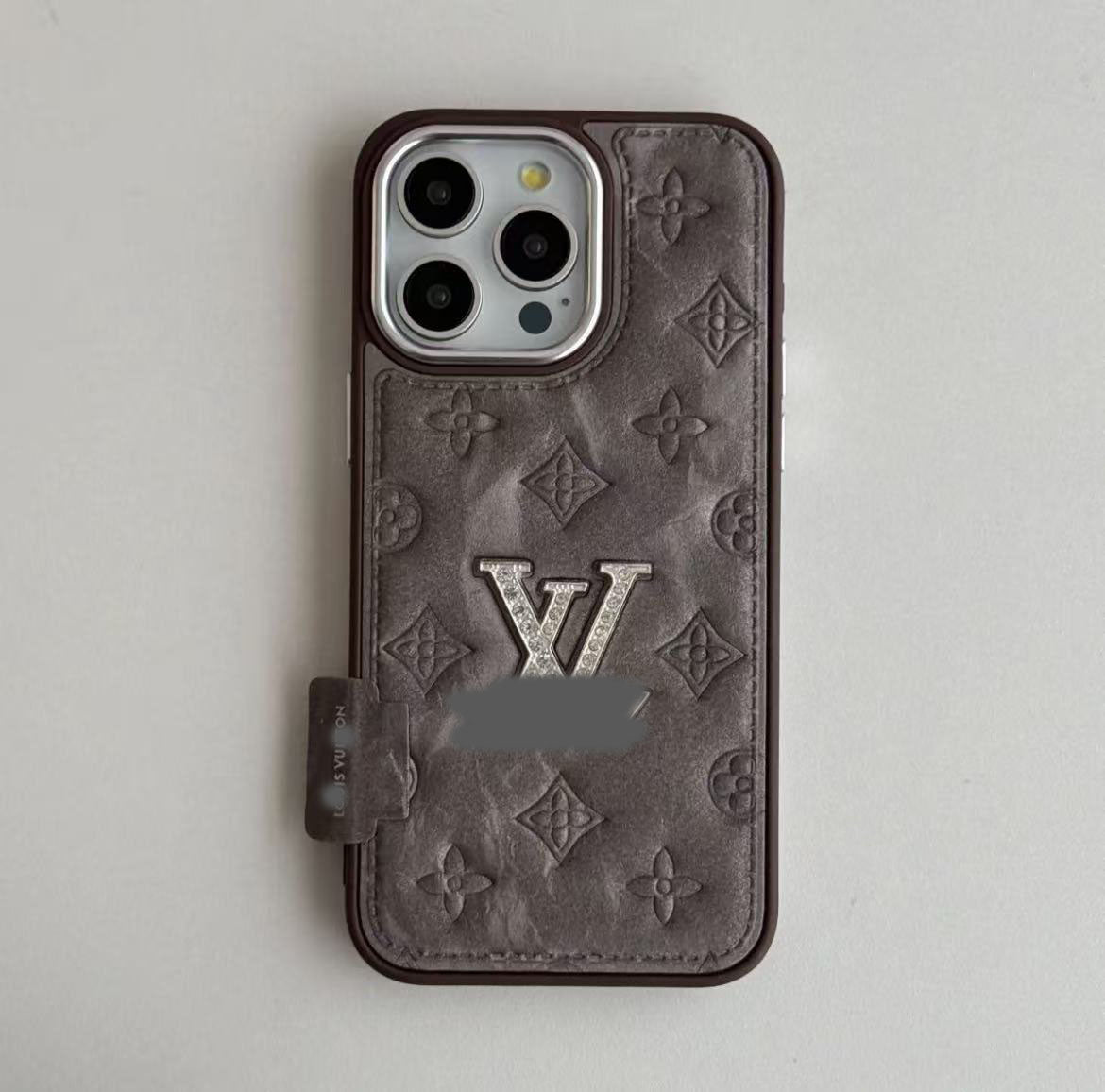 スマホケース  高級感フリース柄エンボス＆スパークリングストーンスマホケース  ダブルV  耐衝撃・防振性能に優れ、高級感あふれるスマホケースで、iPhone13~17 に対応