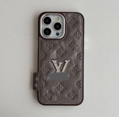 スマホケース  高級感フリース柄エンボス＆スパークリングストーンスマホケース  ダブルV  耐衝撃・防振性能に優れ、高級感あふれるスマホケースで、iPhone13~17 に対応