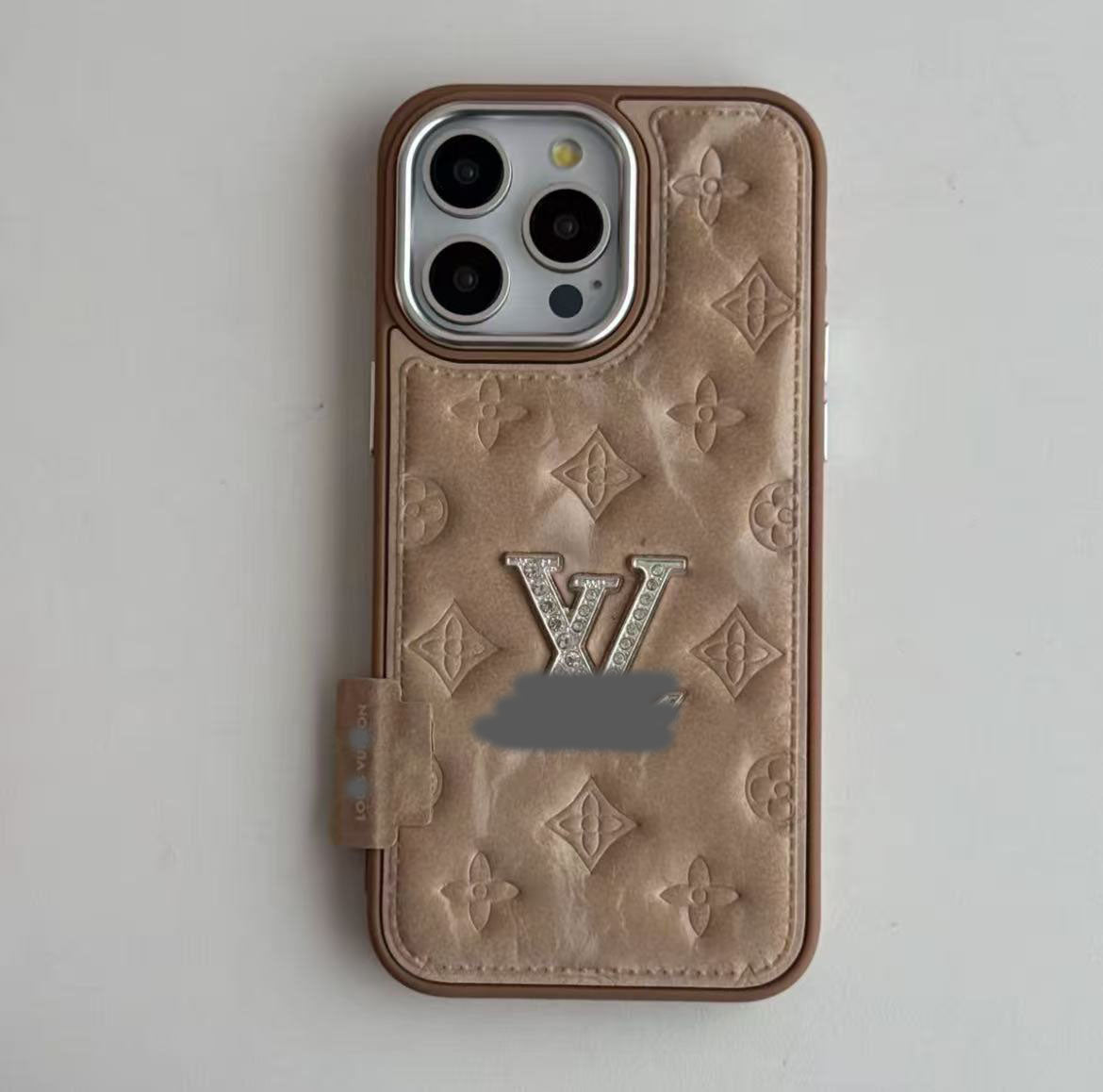 スマホケース  高級感フリース柄エンボス＆スパークリングストーンスマホケース  ダブルV  耐衝撃・防振性能に優れ、高級感あふれるスマホケースで、iPhone13~17 に対応