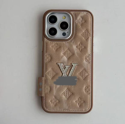 スマホケース  高級感フリース柄エンボス＆スパークリングストーンスマホケース  ダブルV  耐衝撃・防振性能に優れ、高級感あふれるスマホケースで、iPhone13~17 に対応