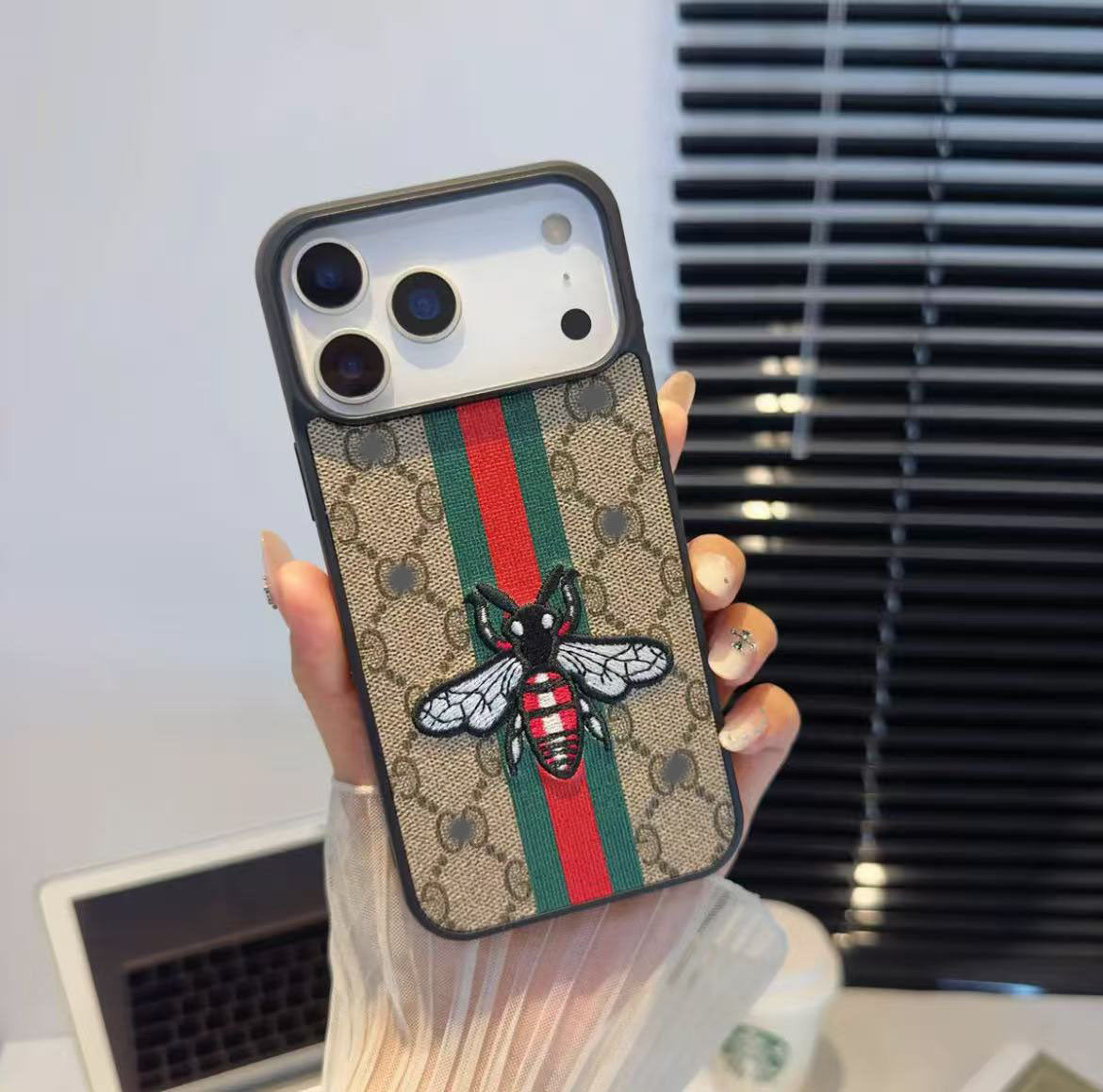 スマホケース  高級感刺繍柄スマホケース  ダブルG  耐衝撃・防振性能に優れ、高級感あふれるスマホケースで、iPhone12~17 に対応