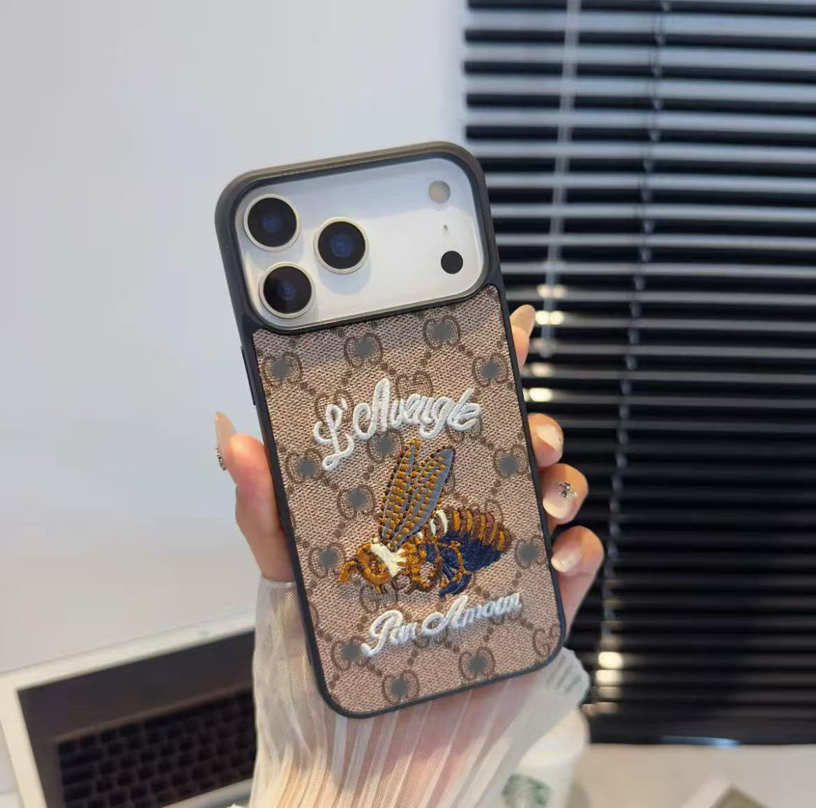 スマホケース  高級感刺繍柄スマホケース  ダブルG  耐衝撃・防振性能に優れ、高級感あふれるスマホケースで、iPhone12~17 に対応