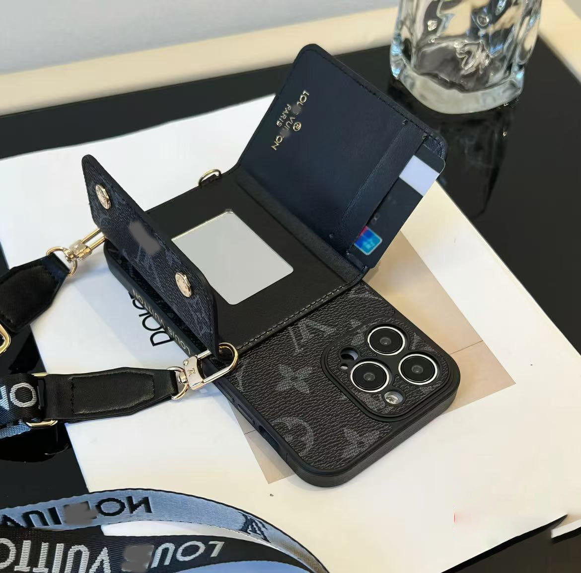 スマホケース  高級感カードポケット付き＋ストラップ付きスマホケース  ダブルV  耐衝撃・防振性能に優れ、高級感あふれるスマホケースで、iPhone12~16 に対応