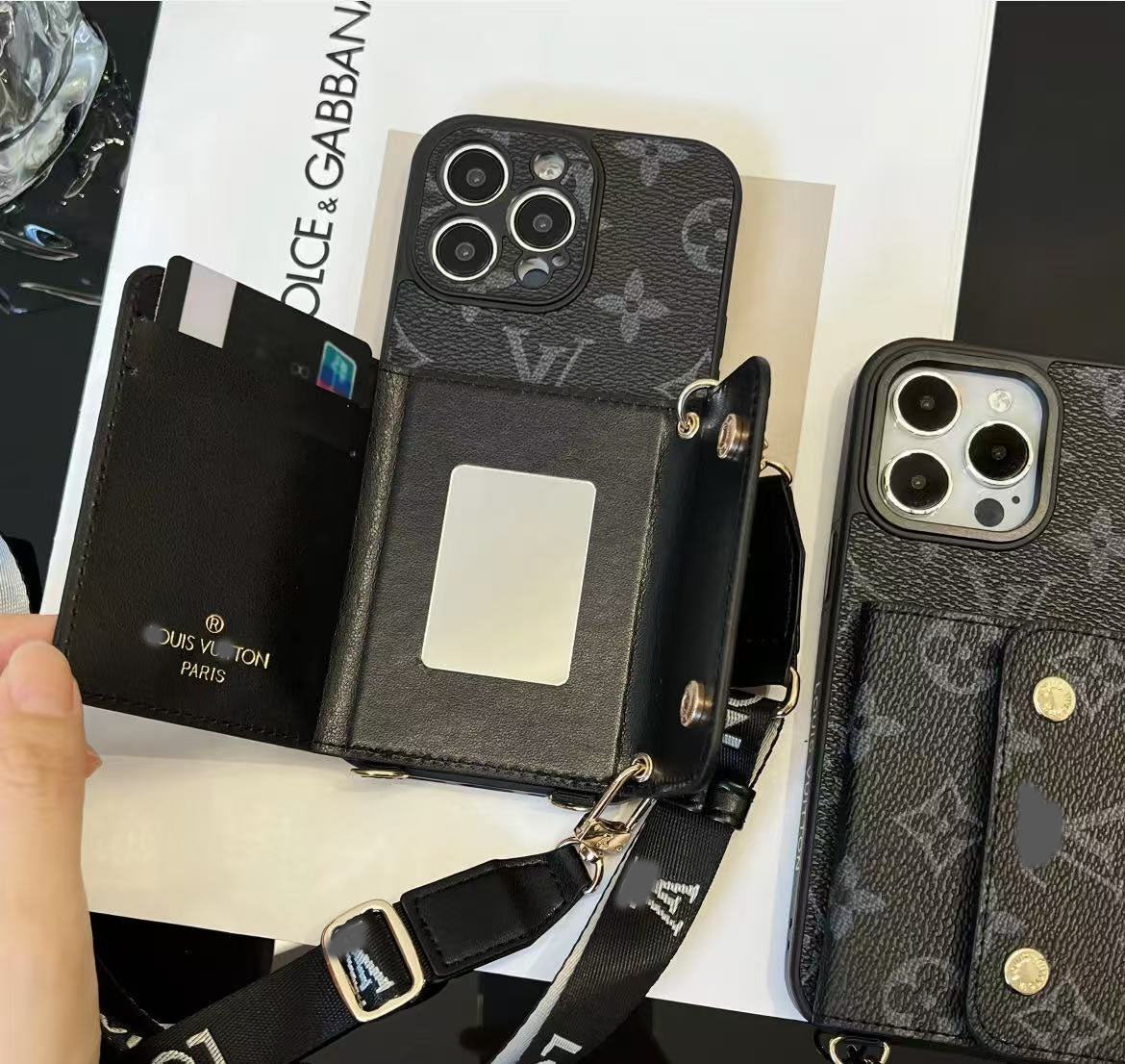 スマホケース  高級感カードポケット付き＋ストラップ付きスマホケース  ダブルV  耐衝撃・防振性能に優れ、高級感あふれるスマホケースで、iPhone12~16 に対応