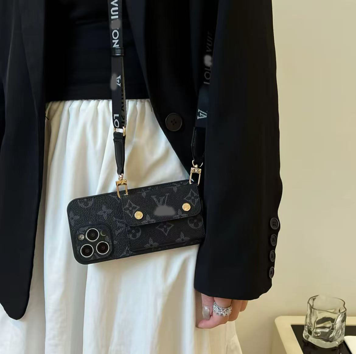 スマホケース  高級感カードポケット付き＋ストラップ付きスマホケース  ダブルV  耐衝撃・防振性能に優れ、高級感あふれるスマホケースで、iPhone12~16 に対応