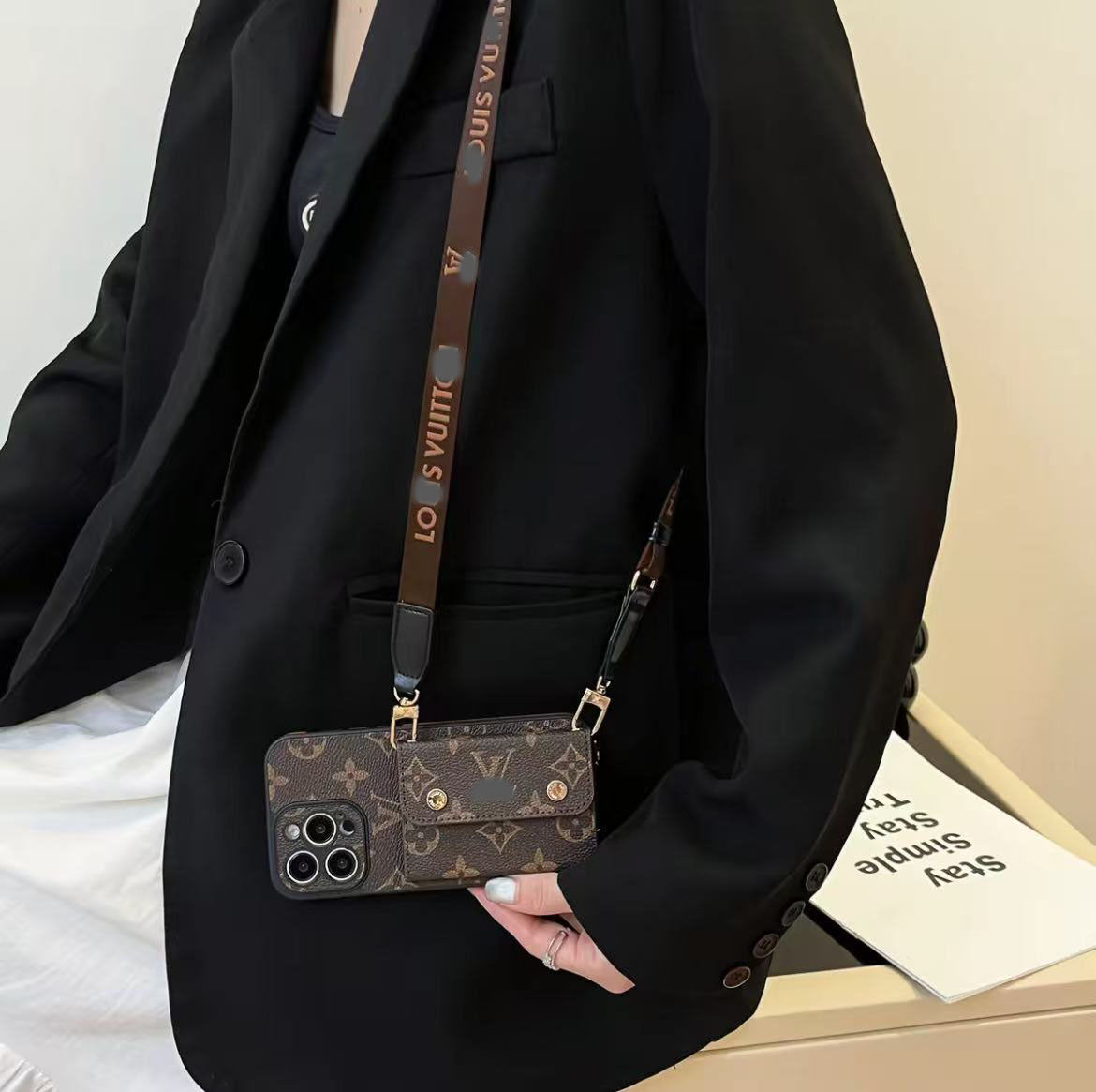 スマホケース  高級感カードポケット付き＋ストラップ付きスマホケース  ダブルV  耐衝撃・防振性能に優れ、高級感あふれるスマホケースで、iPhone12~16 に対応