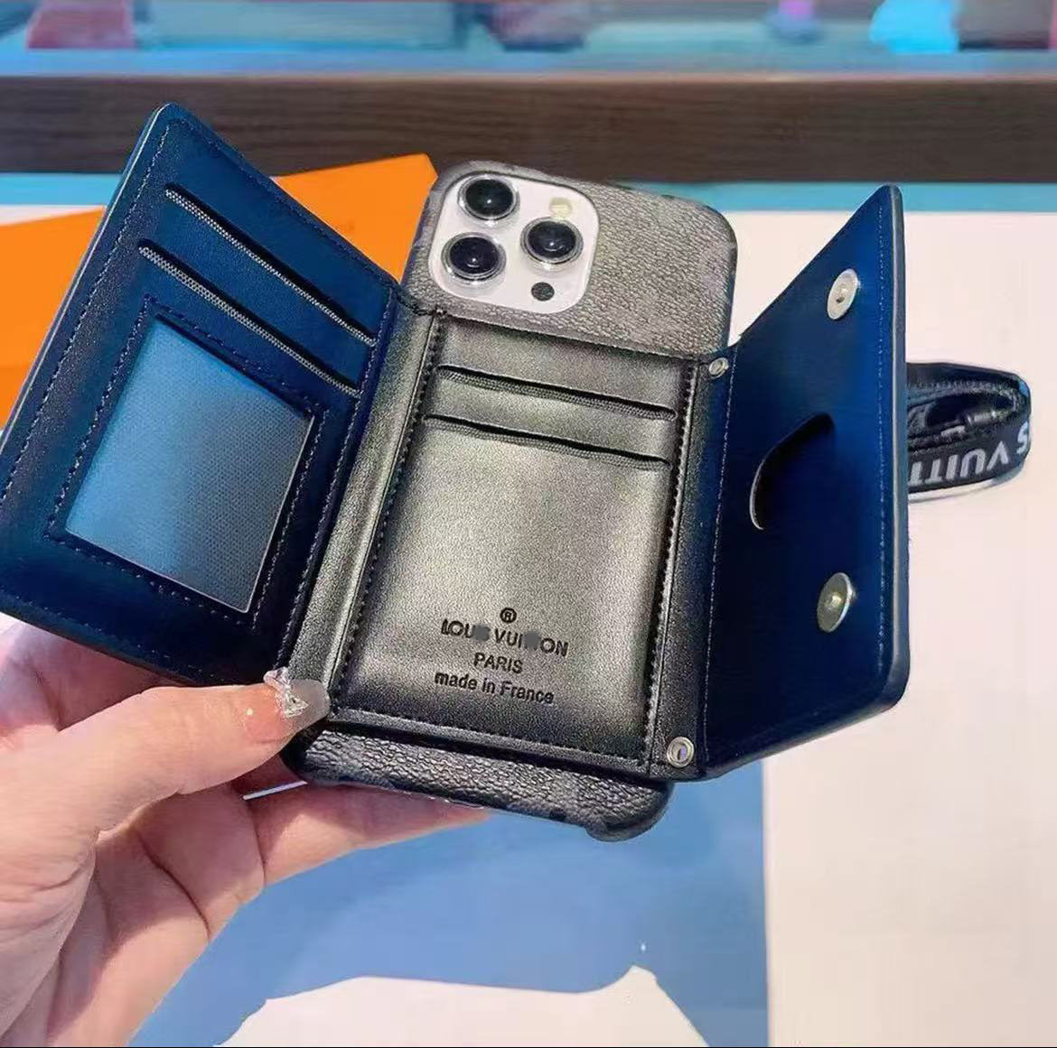 スマホケース  高級感カードポケット付き＋ストラップ付きスマホケース  ダブルV  耐衝撃・防振性能に優れ、高級感あふれるスマホケースで、iPhone13~17 に対応