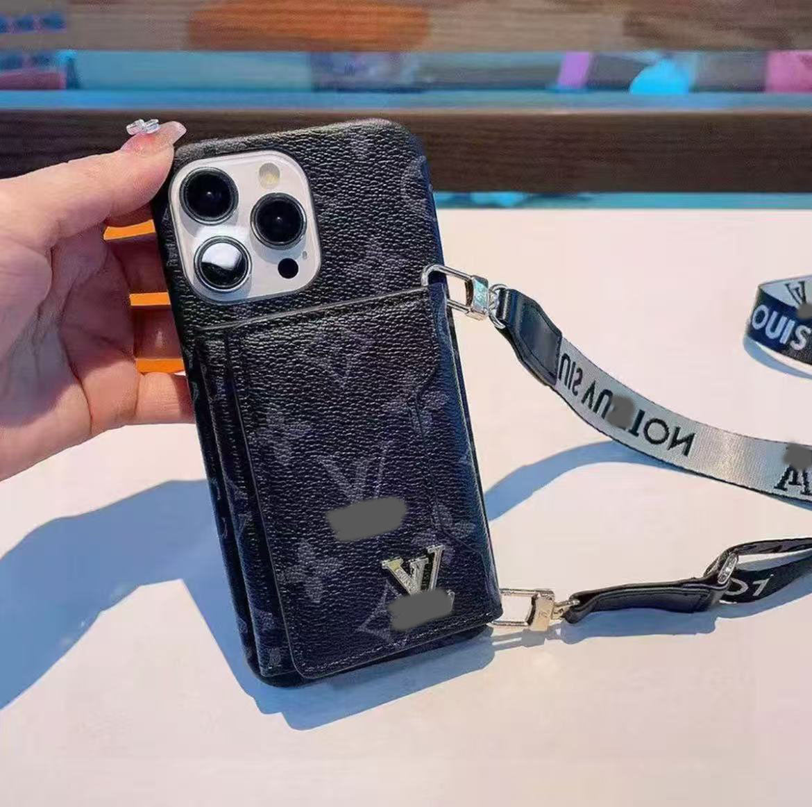 スマホケース  高級感カードポケット付き＋ストラップ付きスマホケース  ダブルV  耐衝撃・防振性能に優れ、高級感あふれるスマホケースで、iPhone13~17 に対応