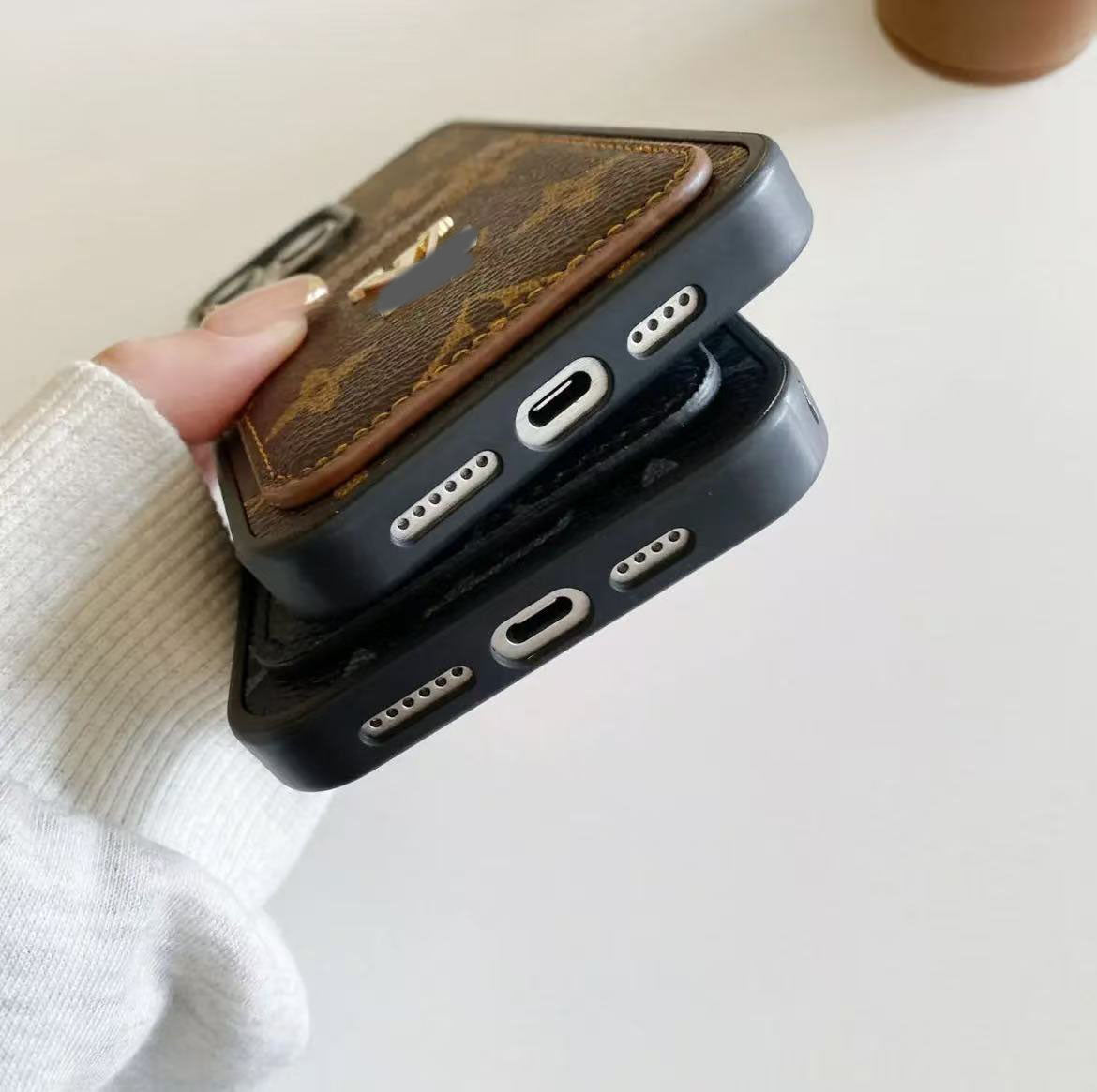 スマホケース  高級感カードポケット付きスマホケース  ダブルV  耐衝撃・防振性能に優れ、高級感あふれるスマホケースで、iPhone12~16 に対応