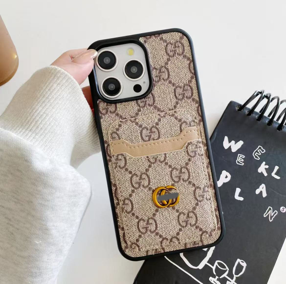 スマホケース  高級感カードポケット付きスマホケース  ダブルV  耐衝撃・防振性能に優れ、高級感あふれるスマホケースで、iPhone12~16 に対応