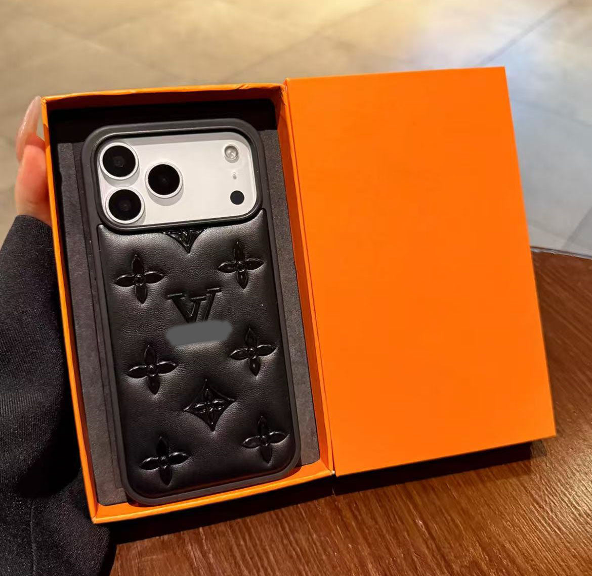 スマホケース  高級感レザーエンボス柄スマホケース  ダブルV  耐衝撃・防振性能に優れ、高級感あふれるスマホケースで、iPhone13~17 に対応