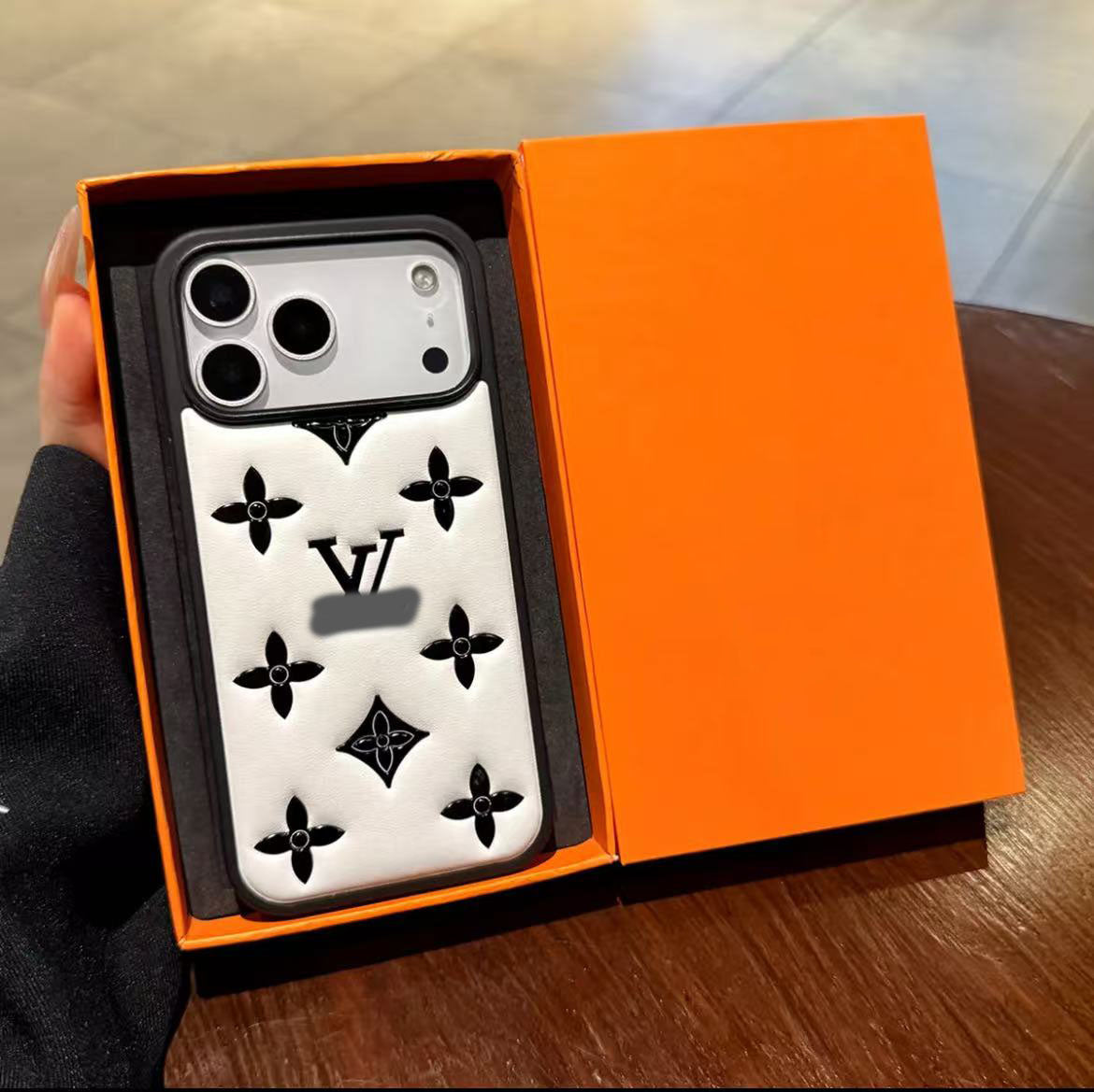 スマホケース  高級感レザーエンボス柄スマホケース  ダブルV  耐衝撃・防振性能に優れ、高級感あふれるスマホケースで、iPhone13~17 に対応