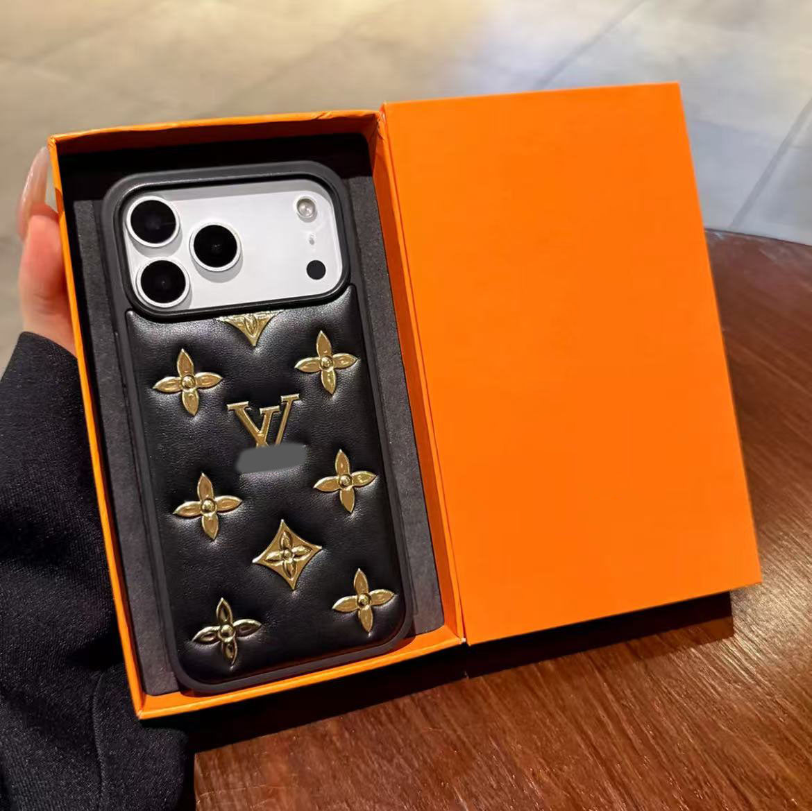 スマホケース  高級感レザーエンボス柄スマホケース  ダブルV  耐衝撃・防振性能に優れ、高級感あふれるスマホケースで、iPhone13~17 に対応