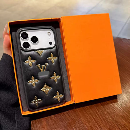 スマホケース  高級感レザーエンボス柄スマホケース  ダブルV  耐衝撃・防振性能に優れ、高級感あふれるスマホケースで、iPhone13~17 に対応