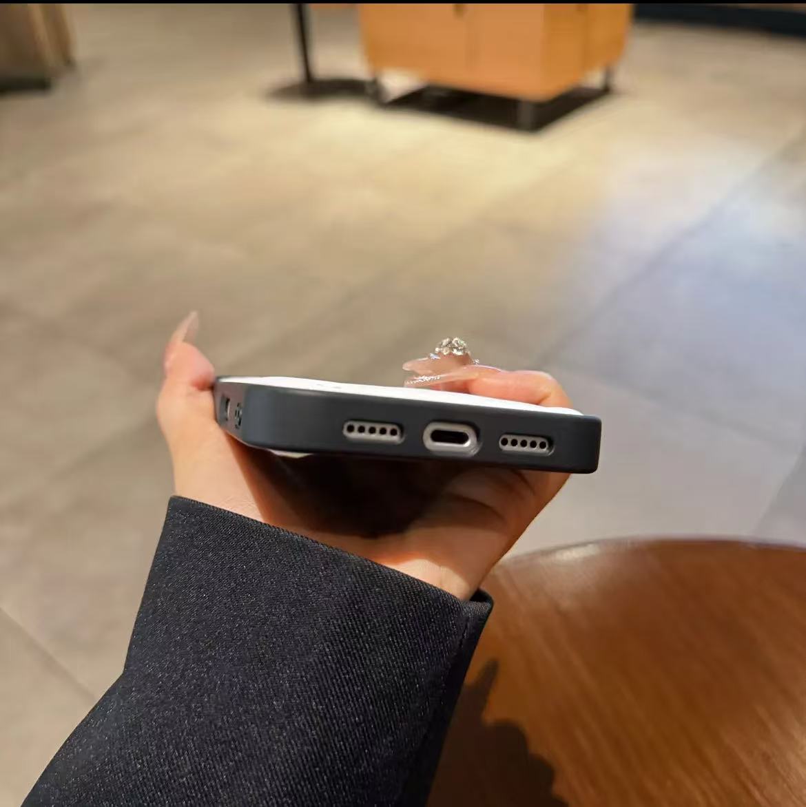 スマホケース  高級感レザーエンボス柄スマホケース  ダブルV  耐衝撃・防振性能に優れ、高級感あふれるスマホケースで、iPhone13~17 に対応