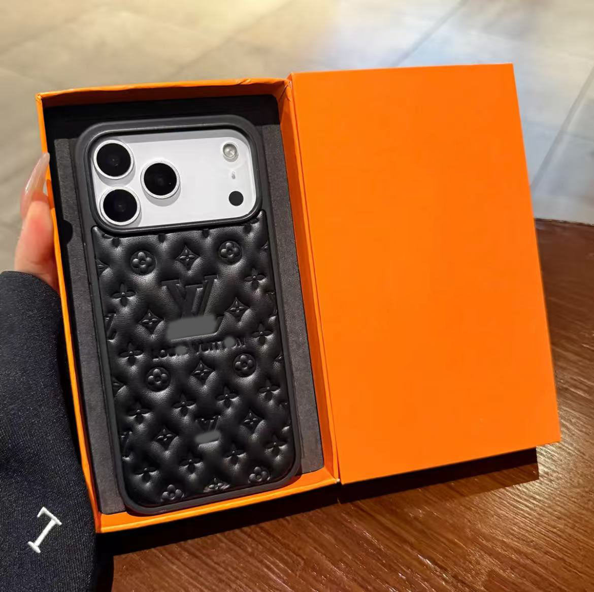 スマホケース  高級感レザーエンボス柄スマホケース  ダブルV  耐衝撃・防振性能に優れ、高級感あふれるスマホケースで、iPhone13~17 に対応