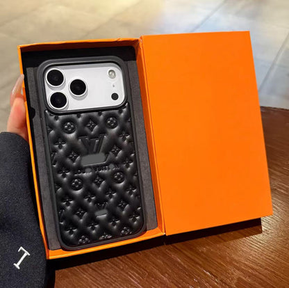 スマホケース  高級感レザーエンボス柄スマホケース  ダブルV  耐衝撃・防振性能に優れ、高級感あふれるスマホケースで、iPhone13~17 に対応