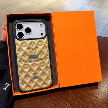 スマホケース  高級感レザーエンボス柄スマホケース  ダブルV  耐衝撃・防振性能に優れ、高級感あふれるスマホケースで、iPhone13~17 に対応