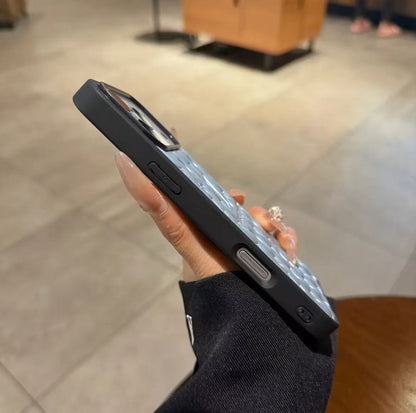 スマホケース  高級感レザーエンボス柄スマホケース  ダブルV  耐衝撃・防振性能に優れ、高級感あふれるスマホケースで、iPhone13~17 に対応