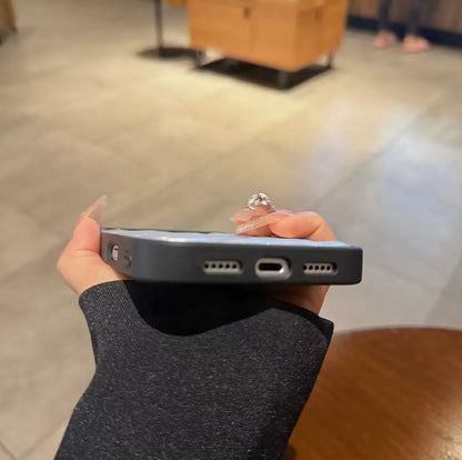 スマホケース  高級感レザーエンボス柄スマホケース  ダブルV  耐衝撃・防振性能に優れ、高級感あふれるスマホケースで、iPhone13~17 に対応