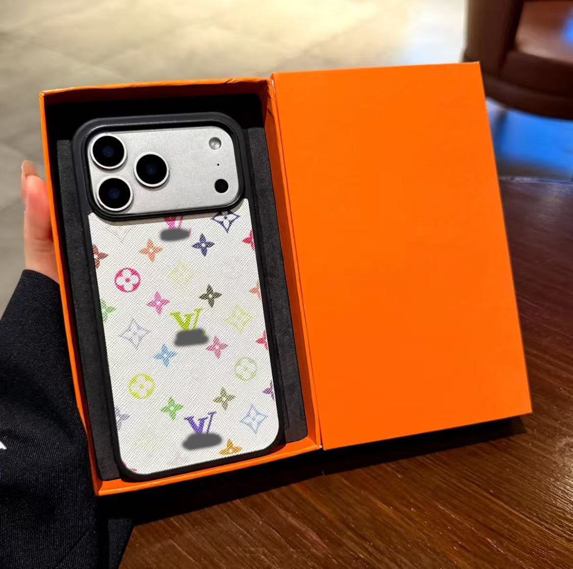 スマホケース  高級感サブレザーカラフルフラワー柄スマホケース  ダブルV  耐衝撃・防振性能に優れ、高級感あふれるスマホケースで、iPhone13~17 に対応