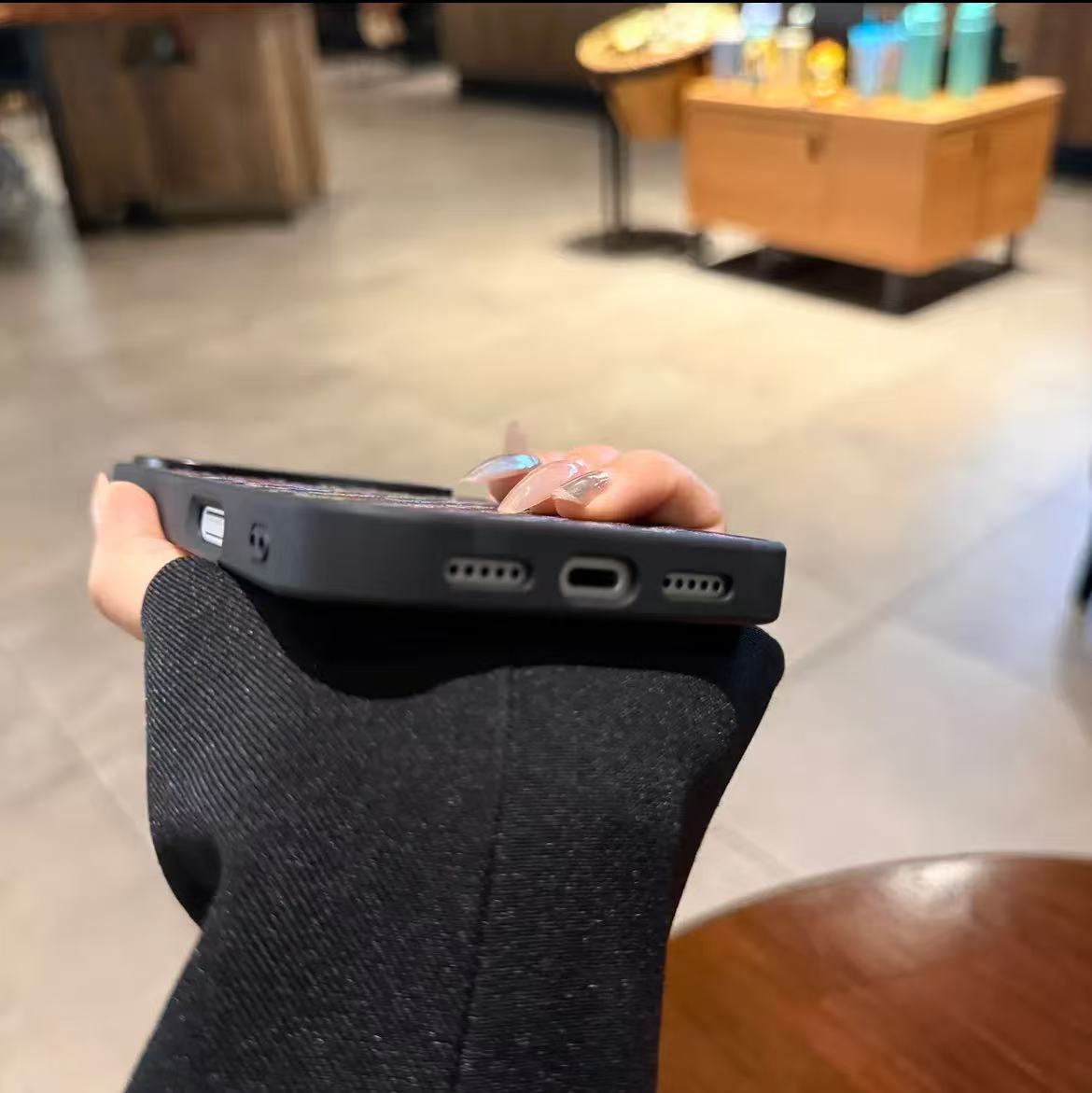 スマホケース  高級感サブレザーカラフルフラワー柄スマホケース  ダブルV  耐衝撃・防振性能に優れ、高級感あふれるスマホケースで、iPhone13~17 に対応