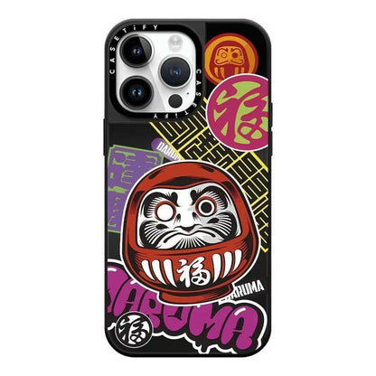 スマホケース  だるま＆招き猫柄スマホケース！ 縁起物のコンビで幸運を招き  耐衝撃・防振性能に優れ、高級感あふれるスマホケースで、iPhone12~16 に対応