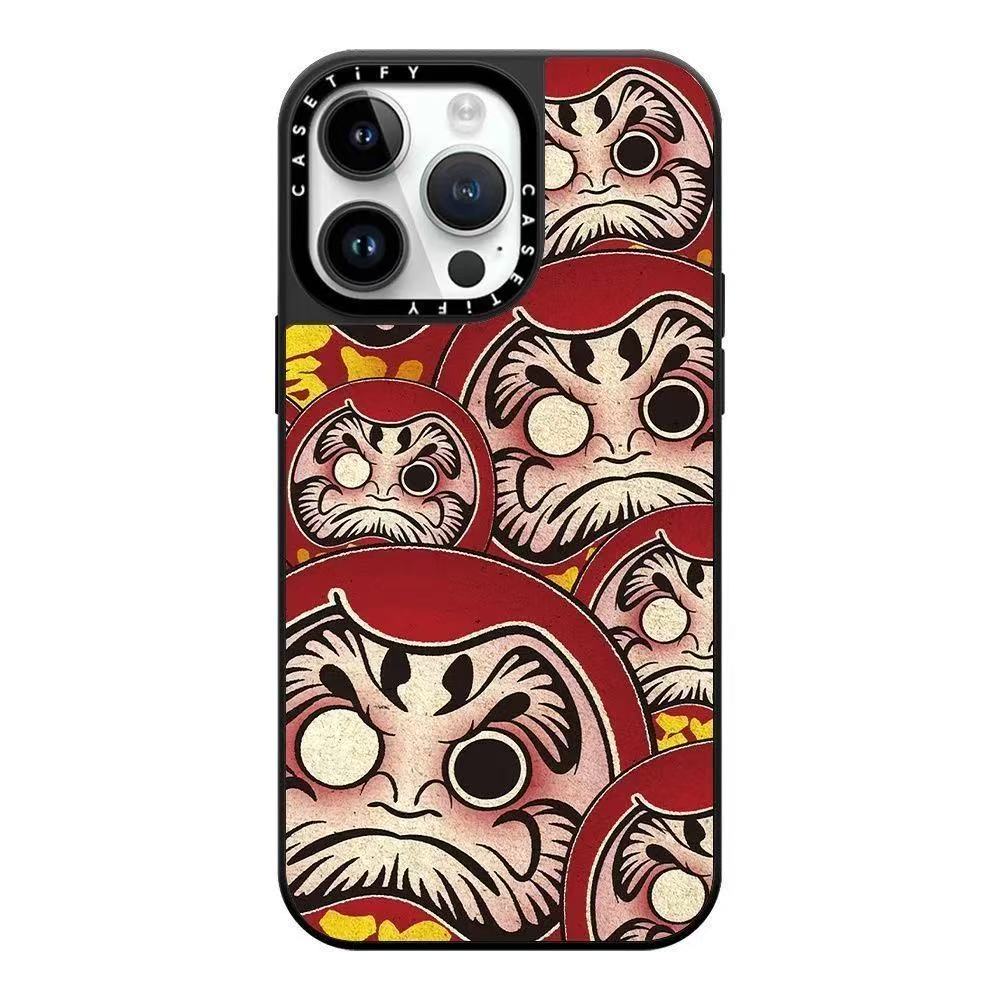 スマホケース  だるま＆招き猫柄スマホケース！ 縁起物のコンビで幸運を招き  耐衝撃・防振性能に優れ、高級感あふれるスマホケースで、iPhone12~16 に対応