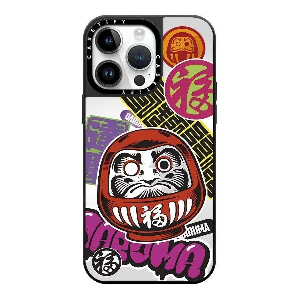 スマホケース  だるま＆招き猫柄スマホケース！ 縁起物のコンビで幸運を招き  耐衝撃・防振性能に優れ、高級感あふれるスマホケースで、iPhone12~16 に対応