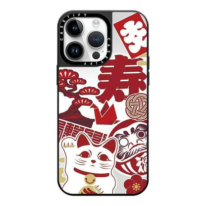 スマホケース  だるま＆招き猫柄スマホケース！ 縁起物のコンビで幸運を招き  耐衝撃・防振性能に優れ、高級感あふれるスマホケースで、iPhone12~16 に対応