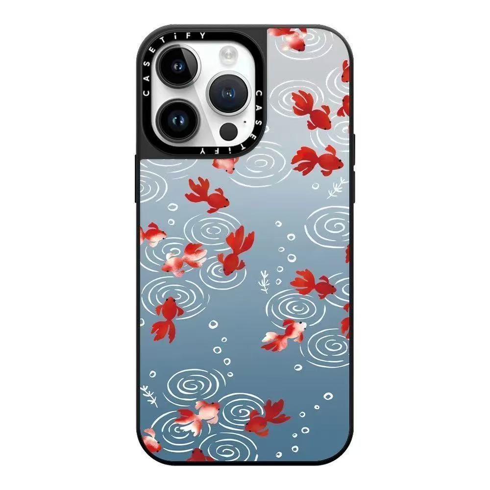 スマホケース  だるま＆招き猫柄スマホケース！ 縁起物のコンビで幸運を招き  耐衝撃・防振性能に優れ、高級感あふれるスマホケースで、iPhone12~16 に対応