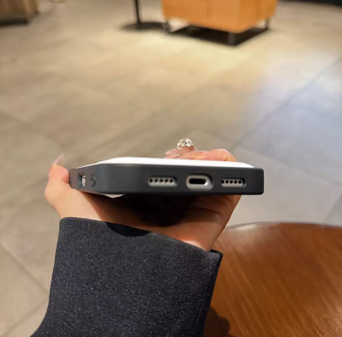 マホケース  高級感ダブルＣ 耐衝撃・防振性能に優れ、高級感あふれるスマホケースで、iPhone13~17 に対応