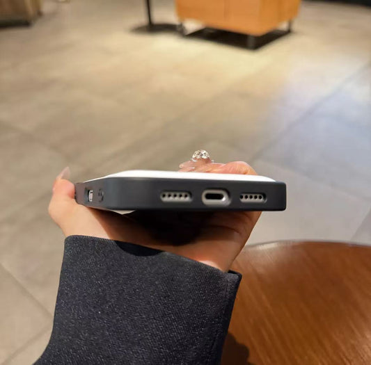 マホケース  高級感ダブルＣ 耐衝撃・防振性能に優れ、高級感あふれるスマホケースで、iPhone13~17 に対応