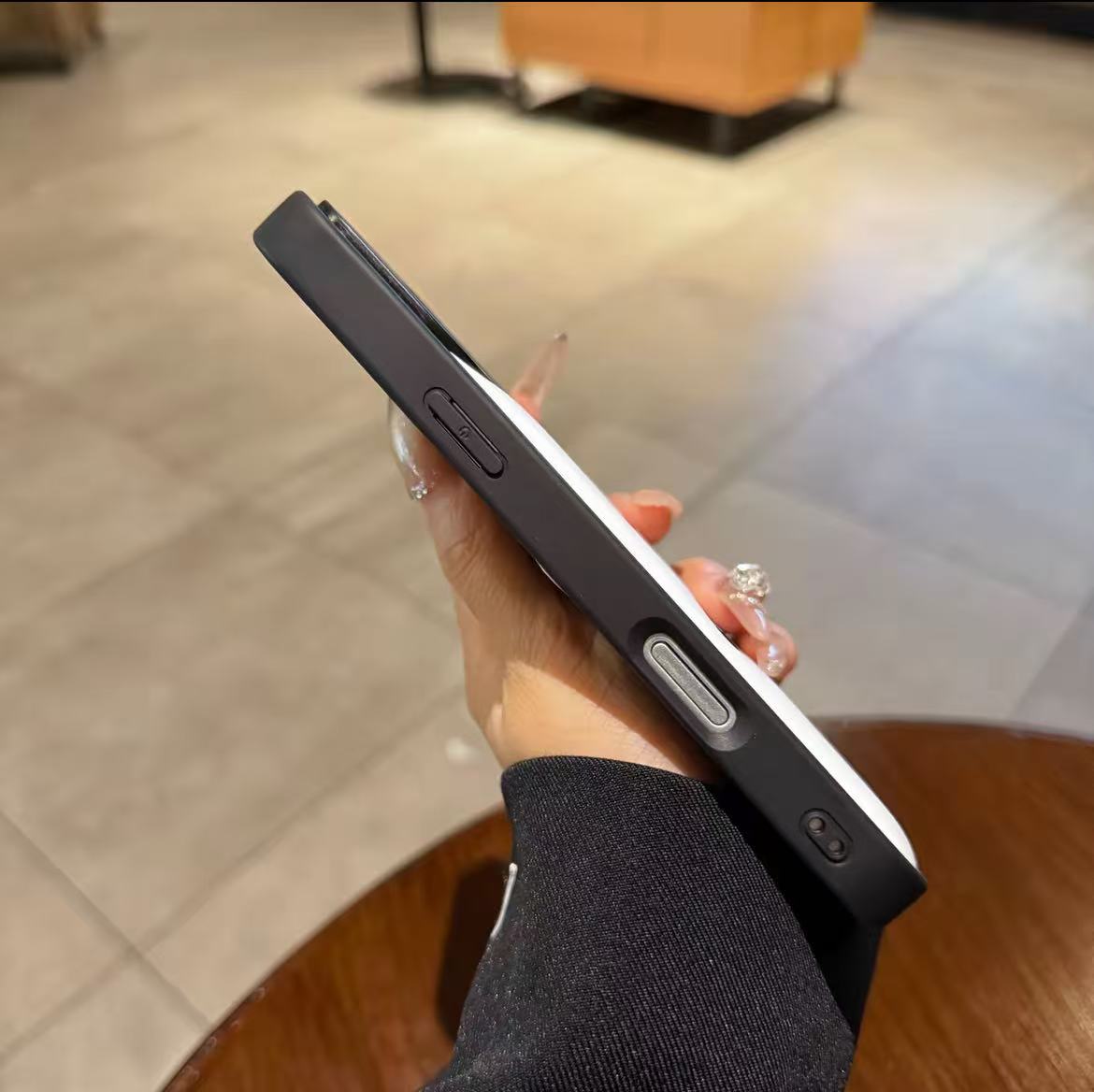 マホケース  高級感ダブルＣ 耐衝撃・防振性能に優れ、高級感あふれるスマホケースで、iPhone13~17 に対応