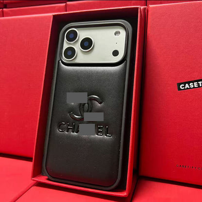 マホケース  高級感ダブルＣ 耐衝撃・防振性能に優れ、高級感あふれるスマホケースで、iPhone13~17 に対応