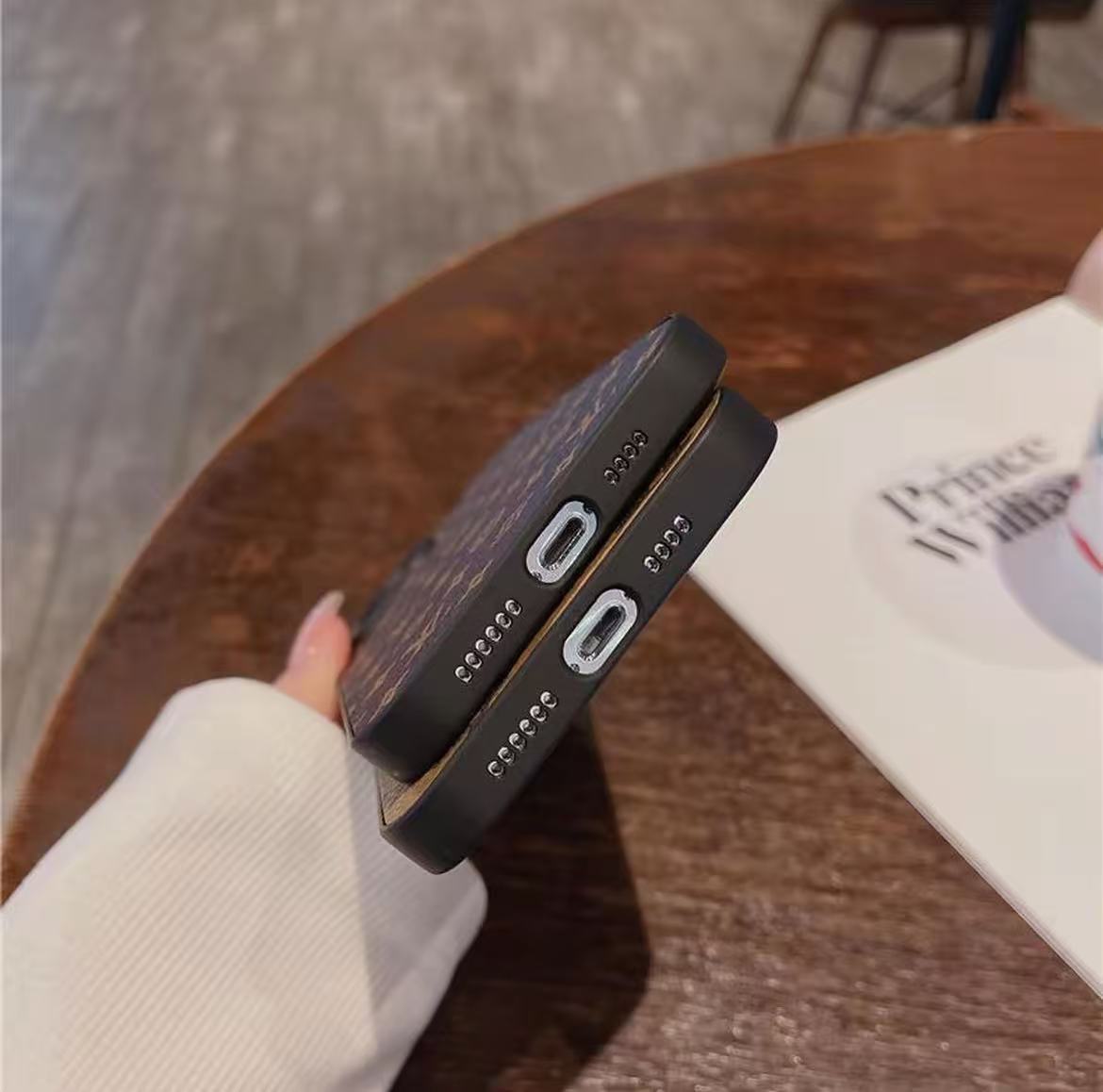 スマホケース  高級感  ダブルＶ 耐衝撃・防振性能に優れ、高級感あふれるスマホケースで、iPhone に対応