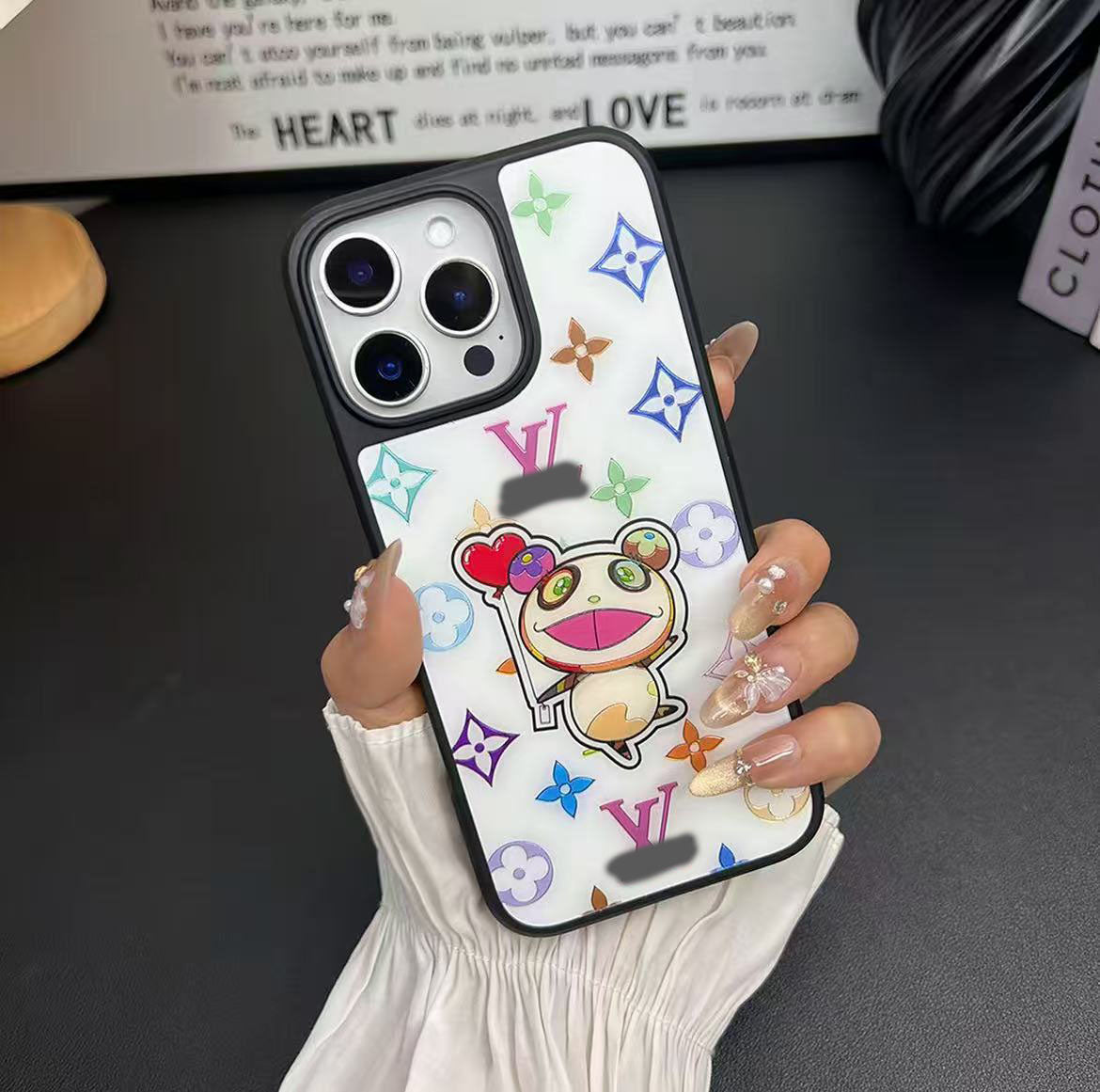 スマホケース  高級感 人気パンダ  ダブルＶ 耐衝撃・防振性能に優れ、高級感あふれるスマホケースで、 iPhone14~iPhone16 に対応