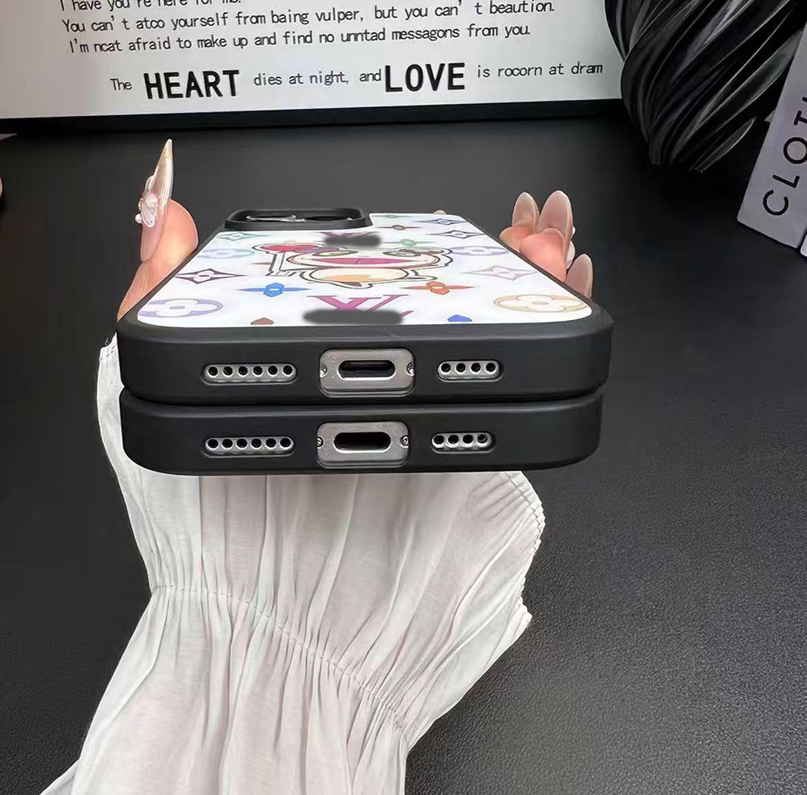 スマホケース  高級感 人気パンダ  ダブルＶ 耐衝撃・防振性能に優れ、高級感あふれるスマホケースで、 iPhone14~iPhone16 に対応