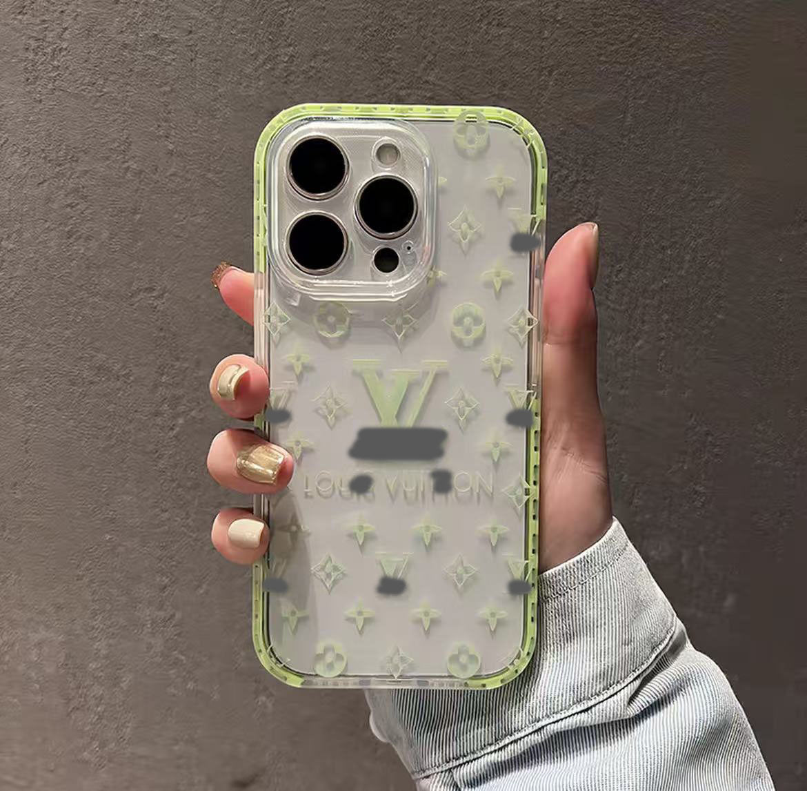 スマホケース  高級透明感 ダブルV  耐衝撃・防振性能に優れ、高級感あふれるスマホケースで、iPhone13~17 に対応