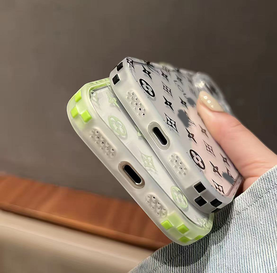 スマホケース  高級透明感 ダブルV  耐衝撃・防振性能に優れ、高級感あふれるスマホケースで、iPhone13~17 に対応