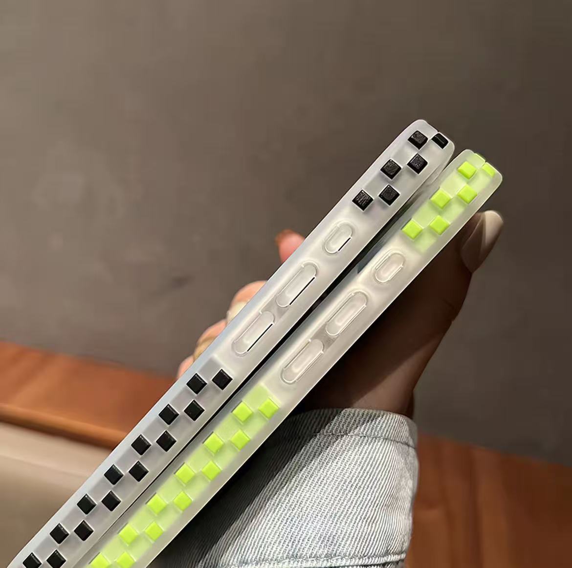 スマホケース  高級透明感 ダブルV  耐衝撃・防振性能に優れ、高級感あふれるスマホケースで、iPhone13~17 に対応