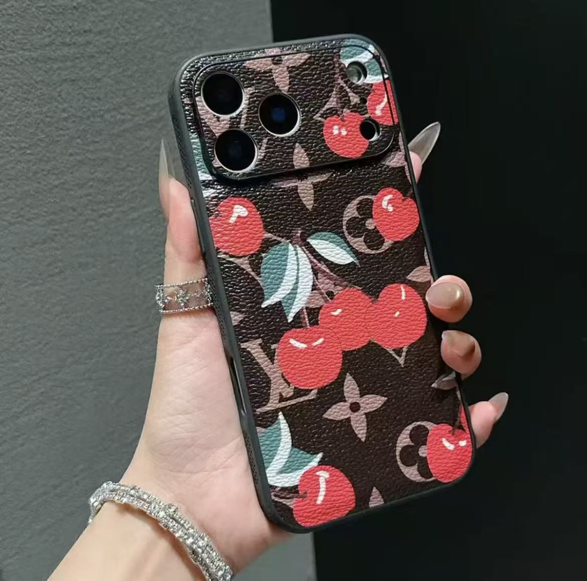 スマホケース  高級感さくらんぼ ダブルV  耐衝撃・防振性能に優れ、高級感あふれるスマホケースで、iPhone13~17 に対応