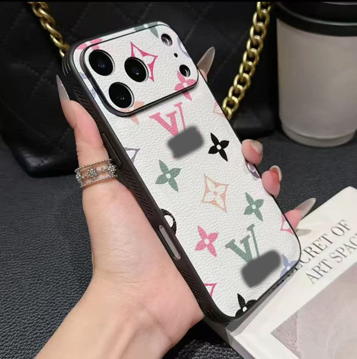 スマホケース  高級感さくらんぼ ダブルV  耐衝撃・防振性能に優れ、高級感あふれるスマホケースで、iPhone13~17 に対応