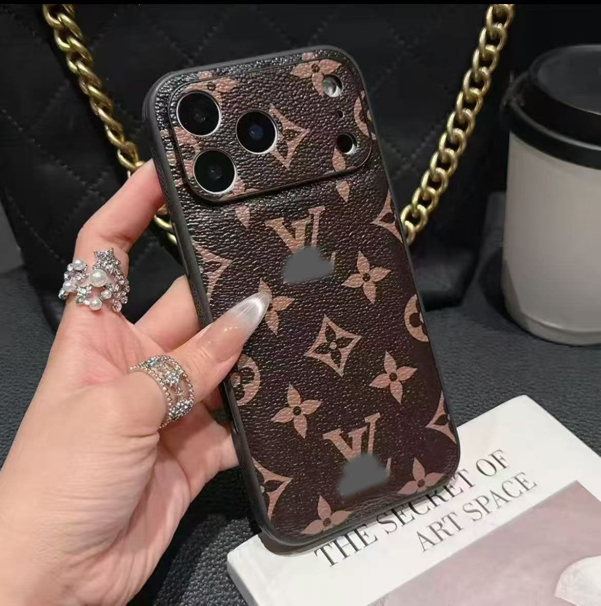 スマホケース  高級感さくらんぼ ダブルV  耐衝撃・防振性能に優れ、高級感あふれるスマホケースで、iPhone13~17 に対応