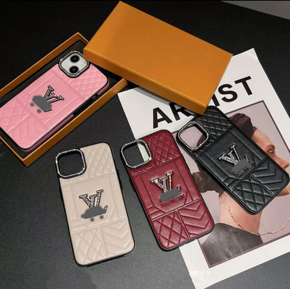 スマホケース  高級感 ラムスキン素材  ダブルＶ 耐衝撃・防振性能に優れ、高級感あふれるスマホケースで、iPhone に対応