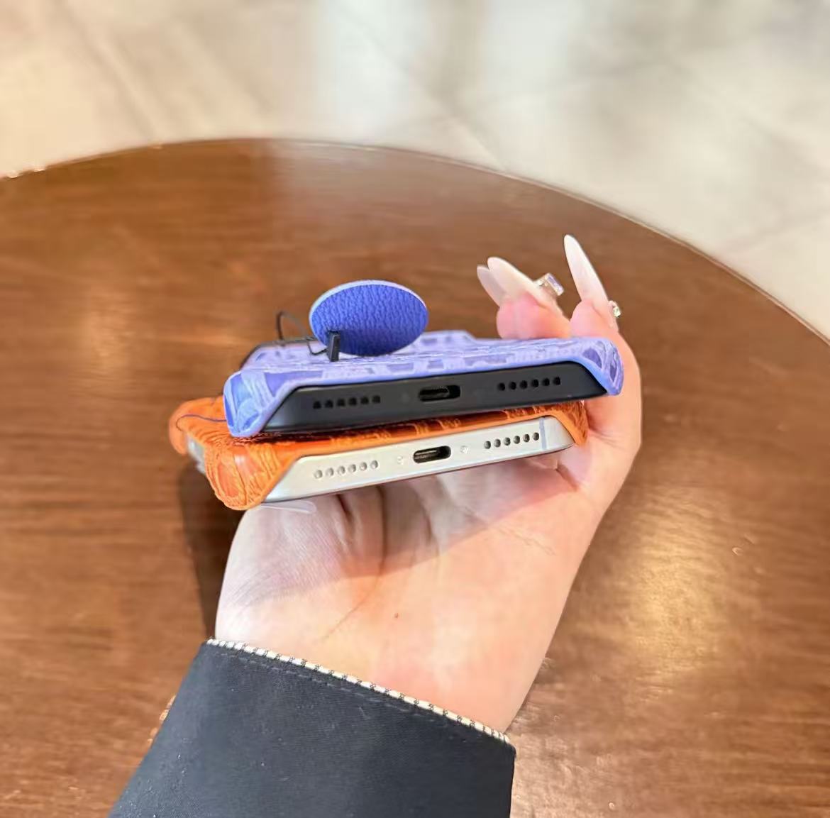 スマホケース  高級感開口式スマホケース  Di** 耐衝撃・防振性能に優れ、高級感あふれるスマホケースで、iPhone12~17 に対応