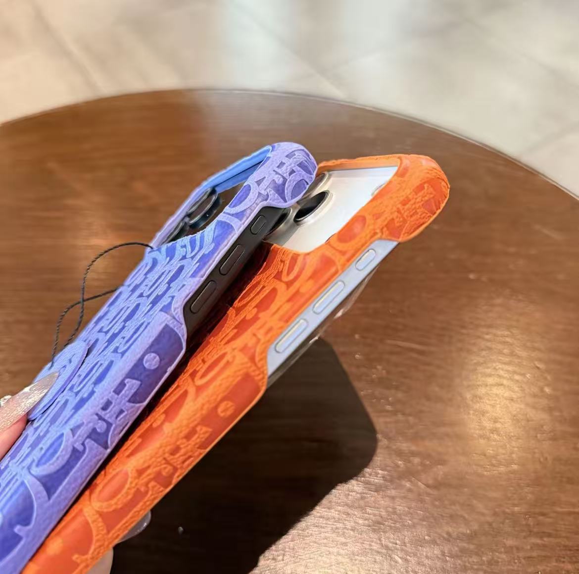 スマホケース  高級感開口式スマホケース  Di** 耐衝撃・防振性能に優れ、高級感あふれるスマホケースで、iPhone12~17 に対応