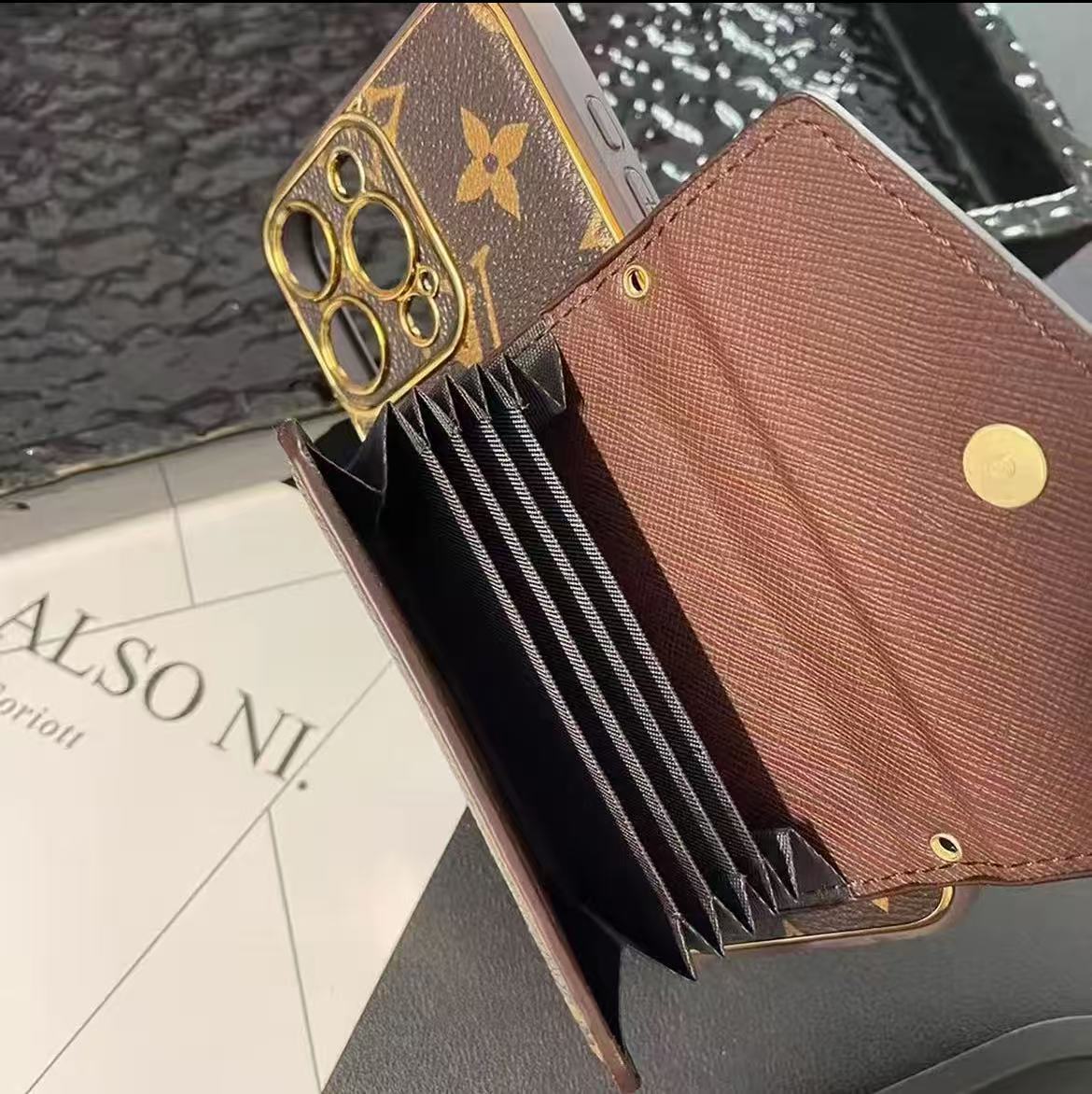 スマホケース  高級感カードポケット付きスマホケース  ダブルV  耐衝撃・防振性能に優れ、高級感あふれるスマホケースで、iPhone13~17 に対応