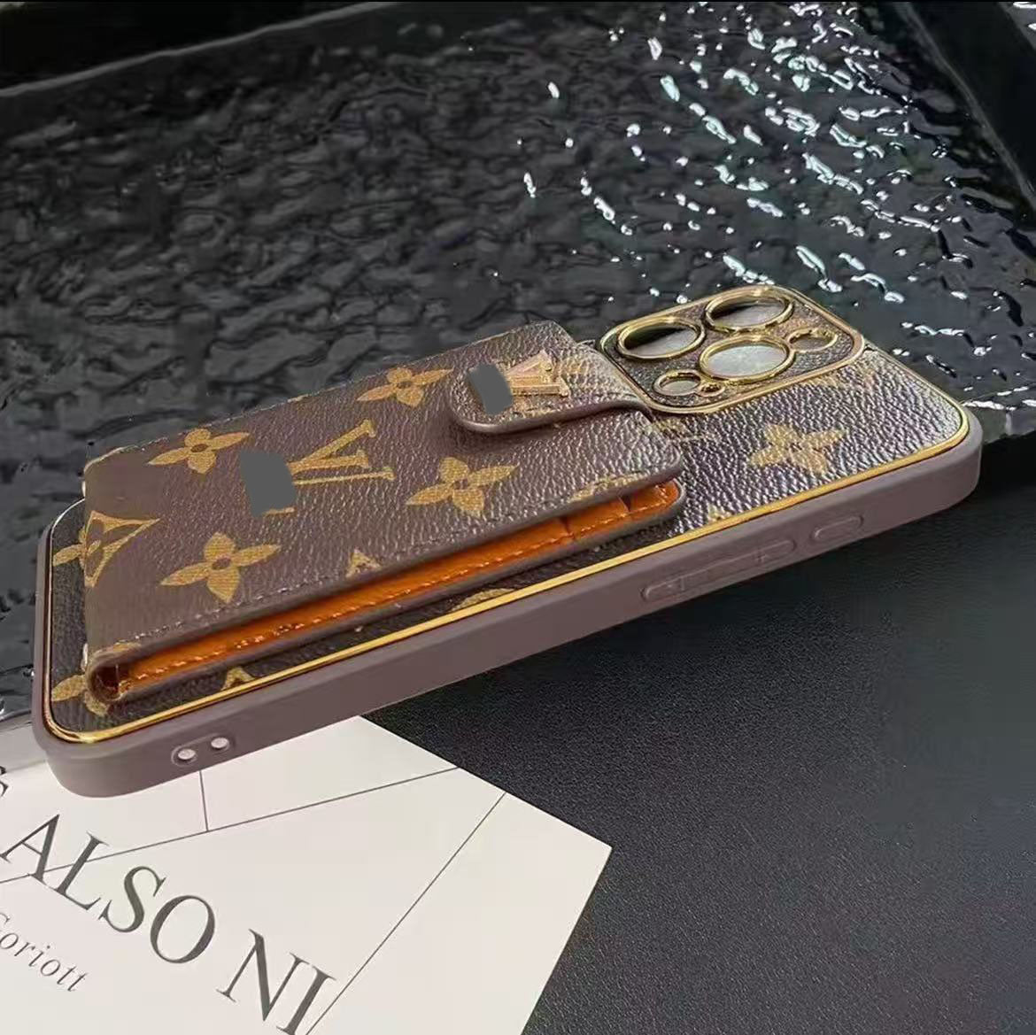 スマホケース  高級感カードポケット付きスマホケース  ダブルV  耐衝撃・防振性能に優れ、高級感あふれるスマホケースで、iPhone13~17 に対応