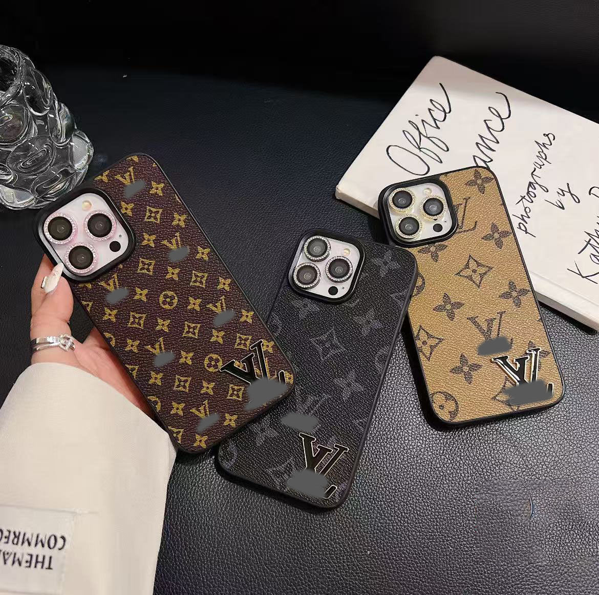 スマホケース  高級感黒ロゴ  ダブルV  耐衝撃・防振性能に優れ、高級感あふれるスマホケースで、iPhone12~16 に対応